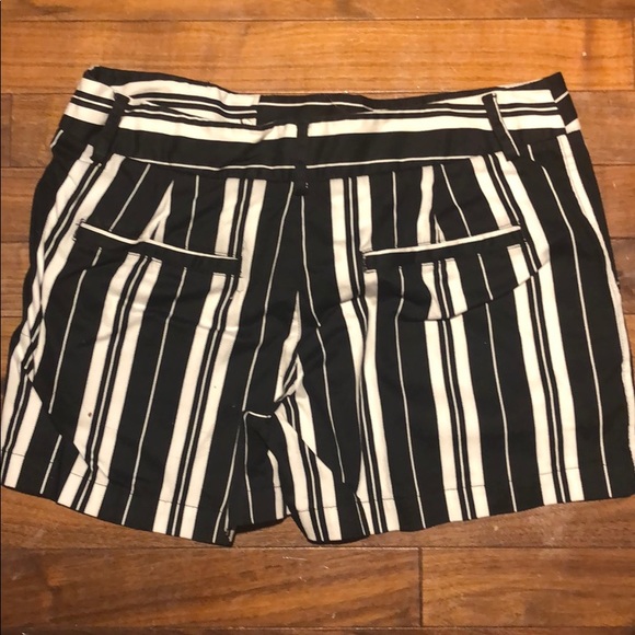 Woman’s shorts - Picture 2 of 2